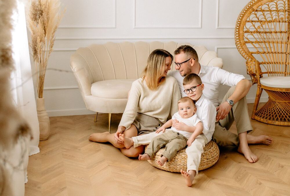 Sesje rodzinne w studio: Jak stworzyć naturalną i niezapomnianą atmosferę?