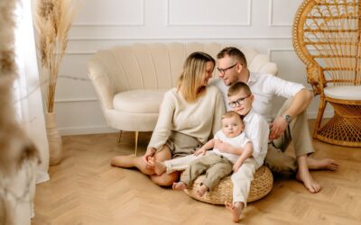 Sesje rodzinne w studio: Jak stworzyć naturalną i niezapomnianą atmosferę?